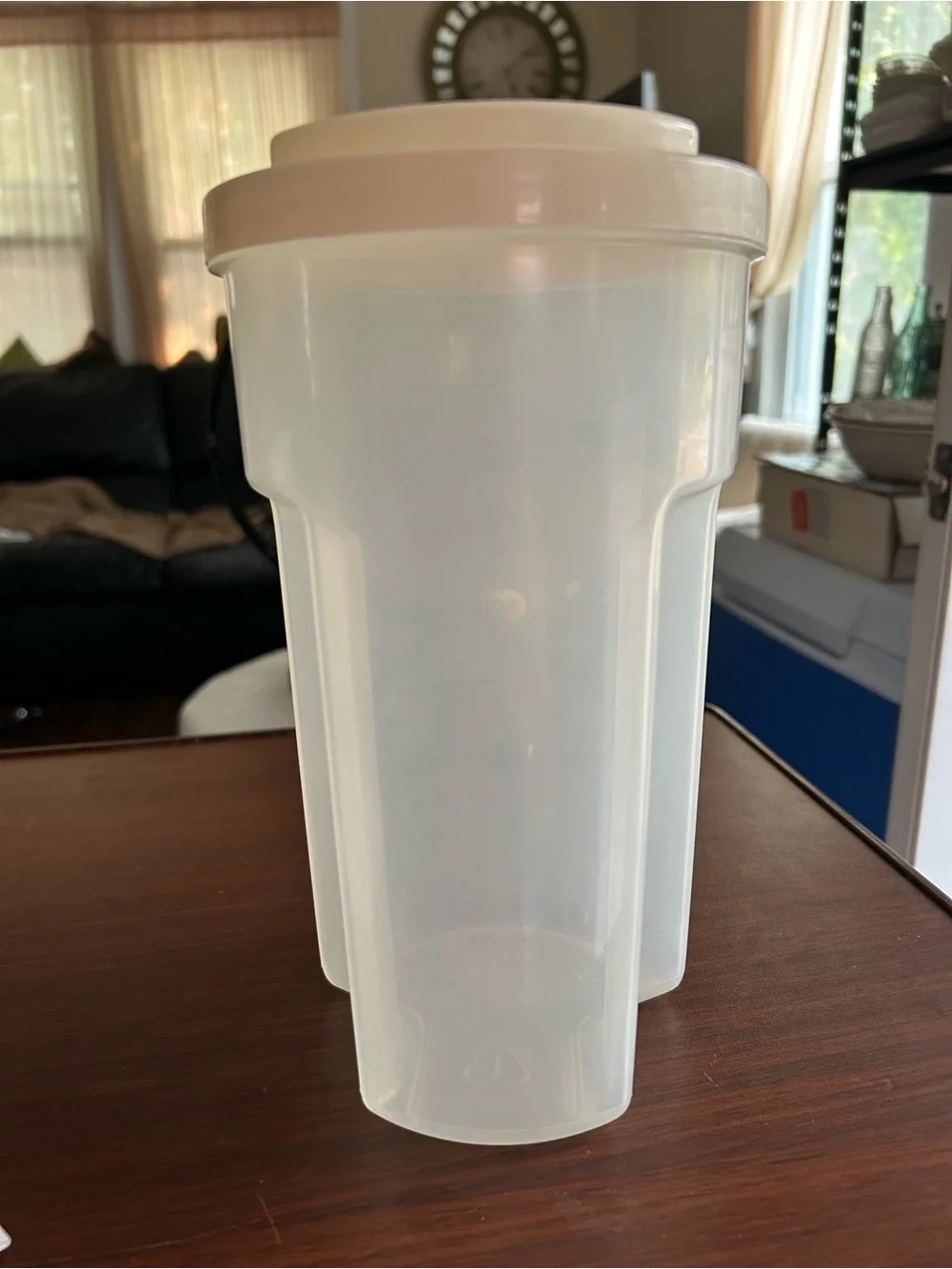 Vintage Rubbermaid Servin’ Saver 2 quart drink container with easy grip&flip top